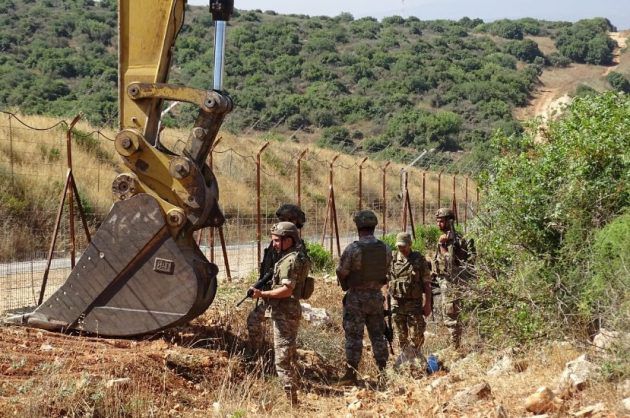 الجيش اللبناني يتصدى لجرافة إسرائيلية معادية
