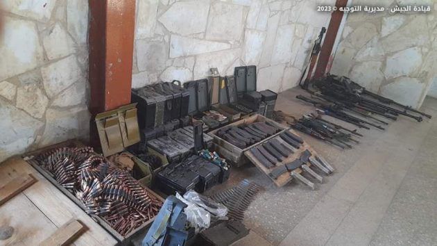 اسلحة في مخيم النازحين السوريين