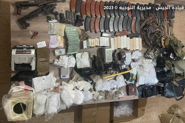 اسلحة في مخيم النازحين السوريين