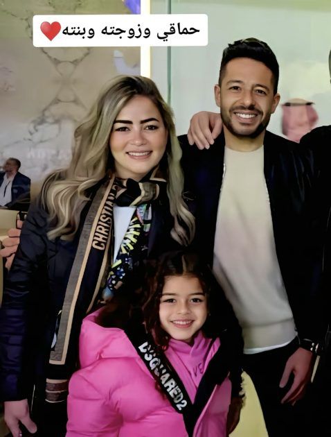 محمد حماقي مع زوجته وابنته ولماذا يختلف عن البقية؟ - صورة
