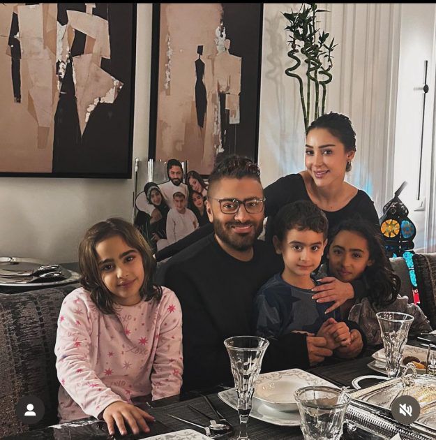 تامر حسني يجتمع على الإفطار مع طليقته وأبنائهما - صورة